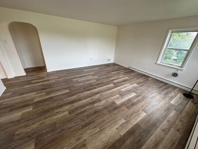 Building Photo - Charming Renovated 2BR in Peaceful Setting