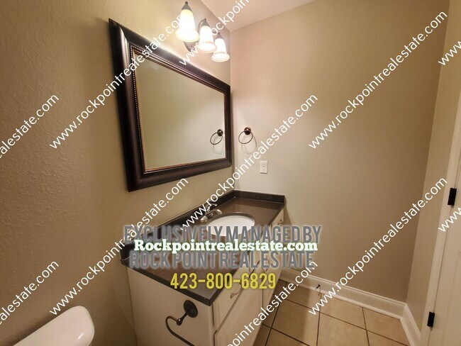 Building Photo - 3 Bedroom 2 Bath Townhouse