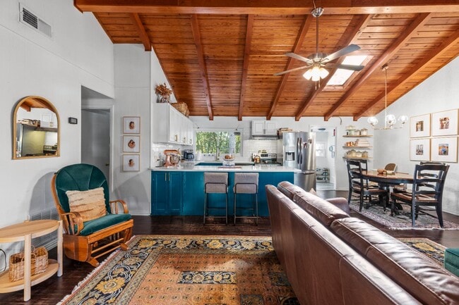 Building Photo - 319 Hideaway Lane Central