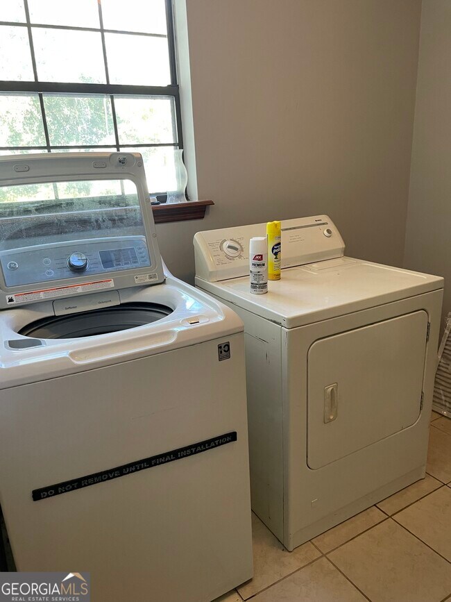 Building Photo - 211 N Woodvalley Dr