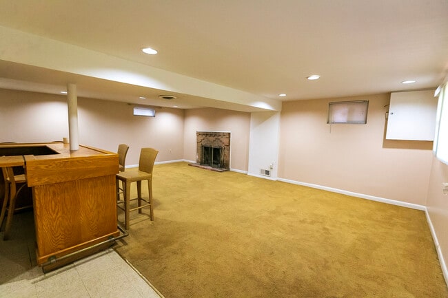 Building Photo - 5501 Auth Rd