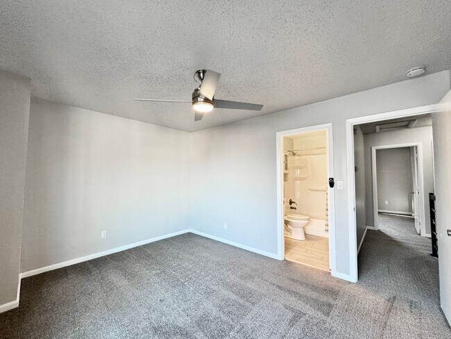 Building Photo - Freshly painted & Available NOW! Tri-Level...