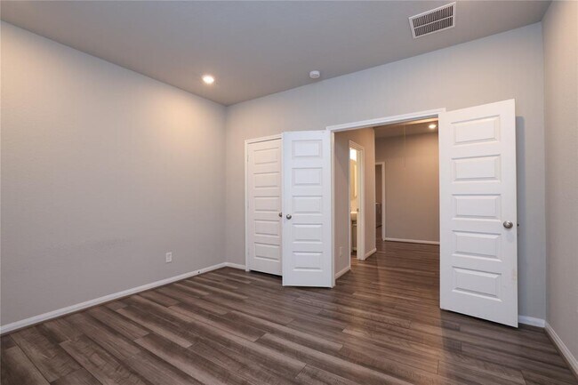 Building Photo - 2127 Cherryvale Dr