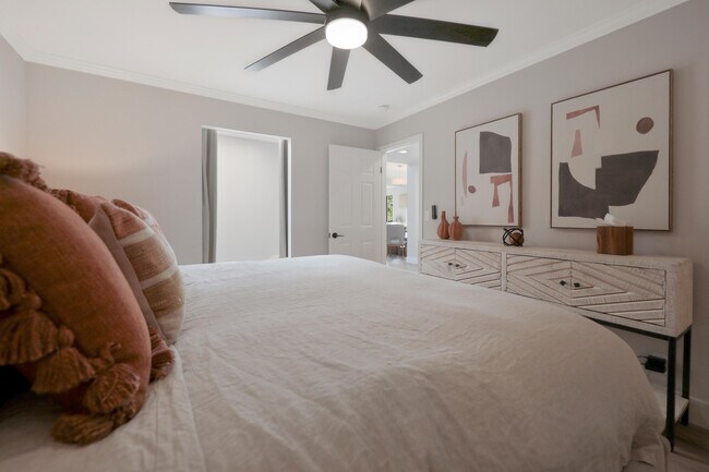 Building Photo - 236 Castellana S