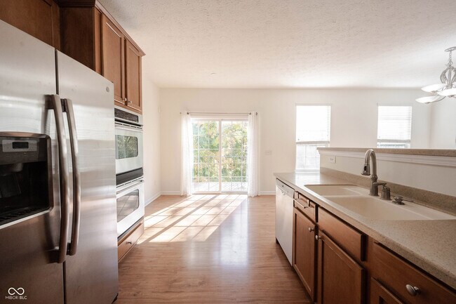 Building Photo - 9009 Mercer Dr