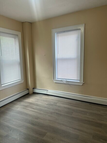 Building Photo - 19 Dewey St