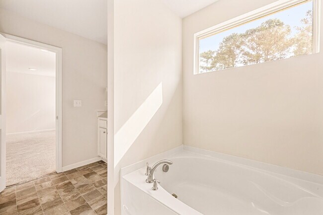Building Photo - MOVE IN SPECIAL $600 off First Month!!!! Spacious 4-Bedroom Gem with 2.5 Baths –2216 Sussex Road ...