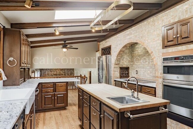 Building Photo - 3427 Clubheights Dr
