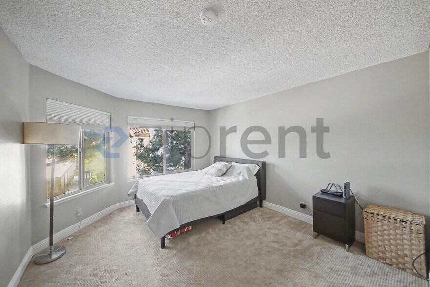 Building Photo - Unit 289