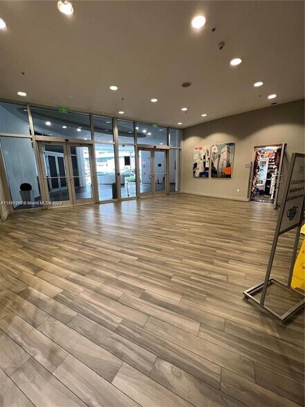 Building Photo - 1750 N Bayshore Dr