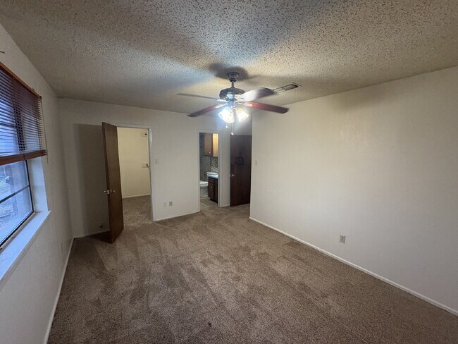 Building Photo - Move In Special For This Warm & Spacious L...