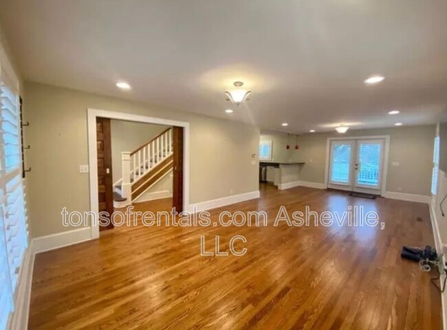 Building Photo - 240 S Beaumont St