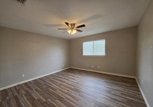 Building Photo - Updated 3/2 Duplex Near Shopping in San Antonio