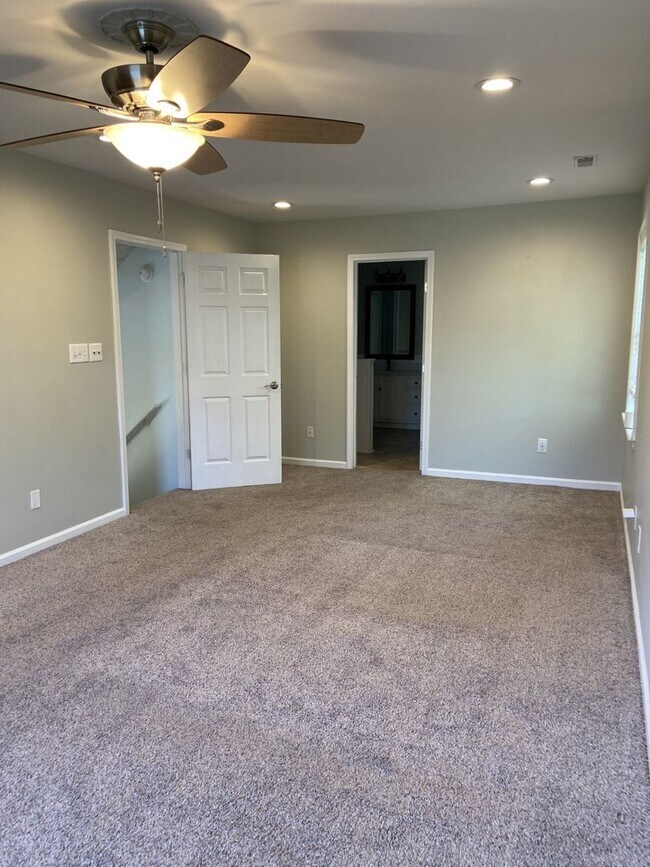 Building Photo - Beautiful home in Emerald Isle.