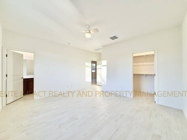 Building Photo - 9365 N Peridot Vis Ave