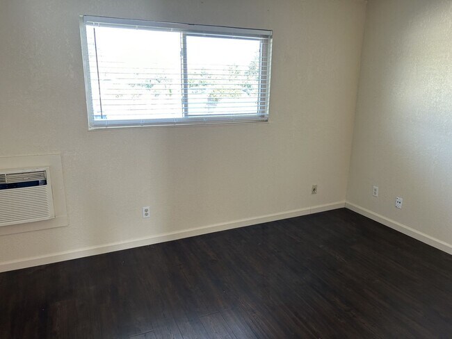 Building Photo - Spacious Townhome in Desirable Fairfield Area