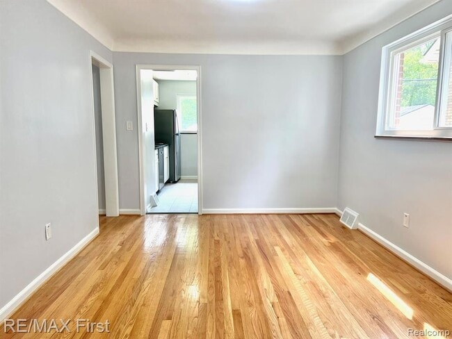 Building Photo - 552 Laprairie St