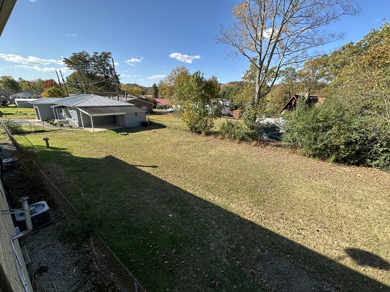 Overall view of home, yard and neighborhood - 6120 Pinedale Dr