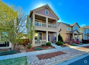 Building Photo - Spacious Backyard