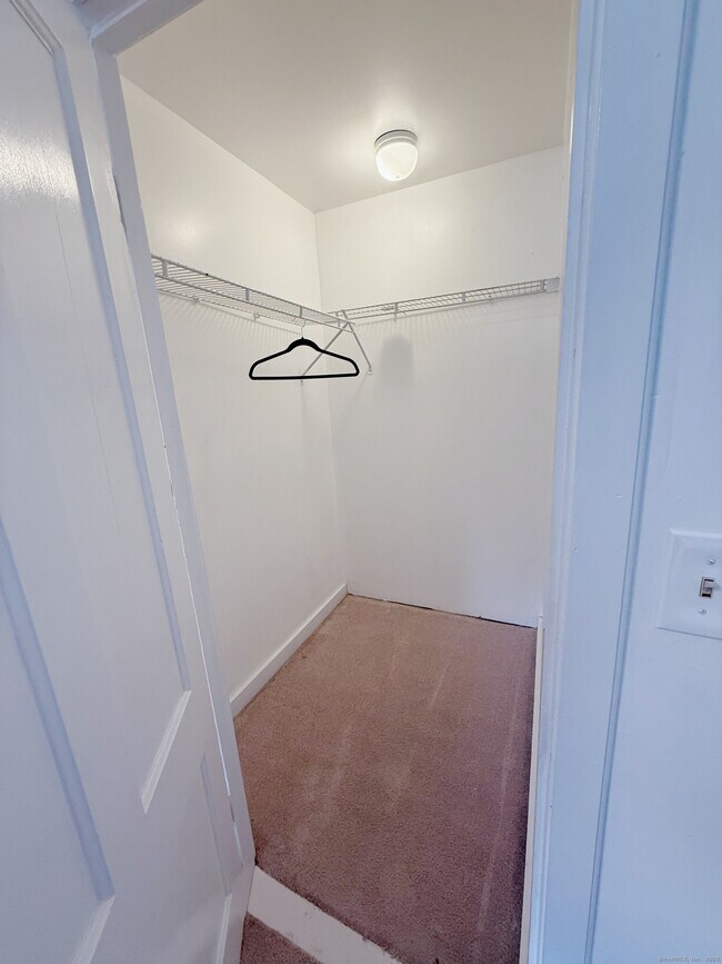 Building Photo - 1716 Farmington Ave