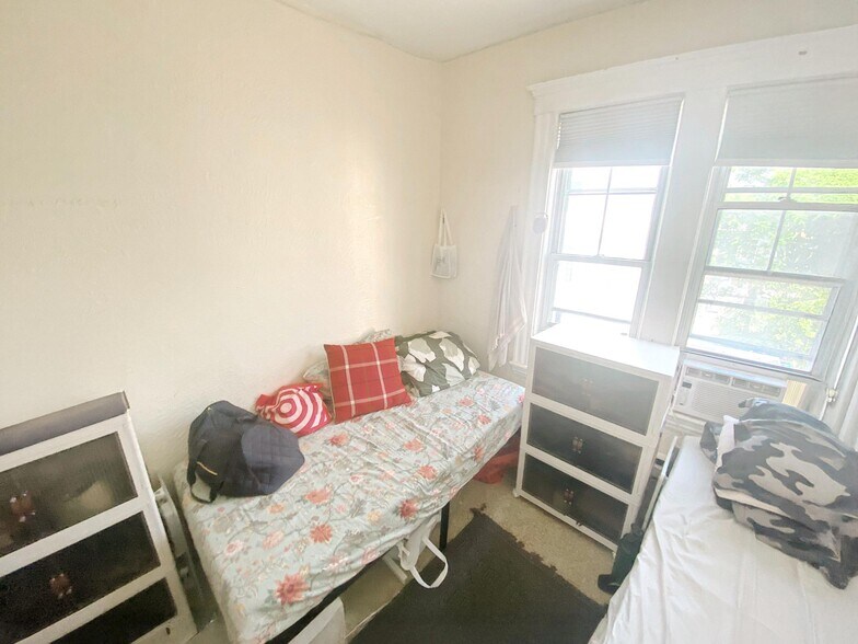 Building Photo - 739 Parker St