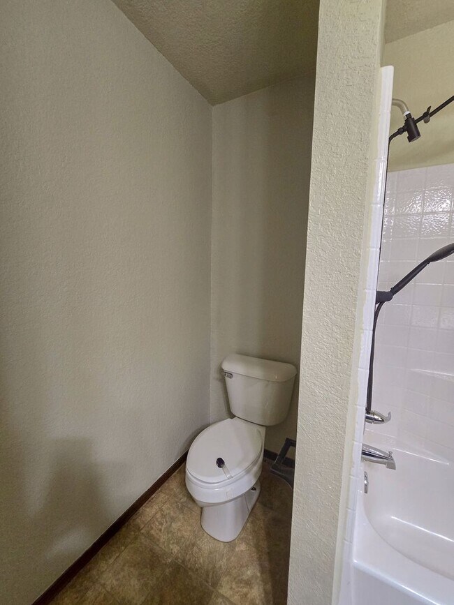 Building Photo - 3 bed 2 bath home in Tecumseh!