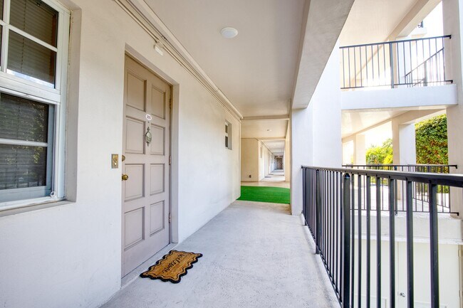 Building Photo - 2950 N Palm Aire Dr