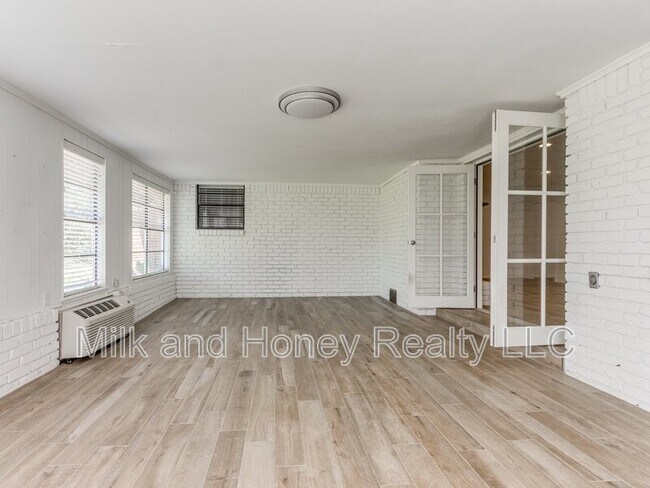 Building Photo - 3004 Kent Dr