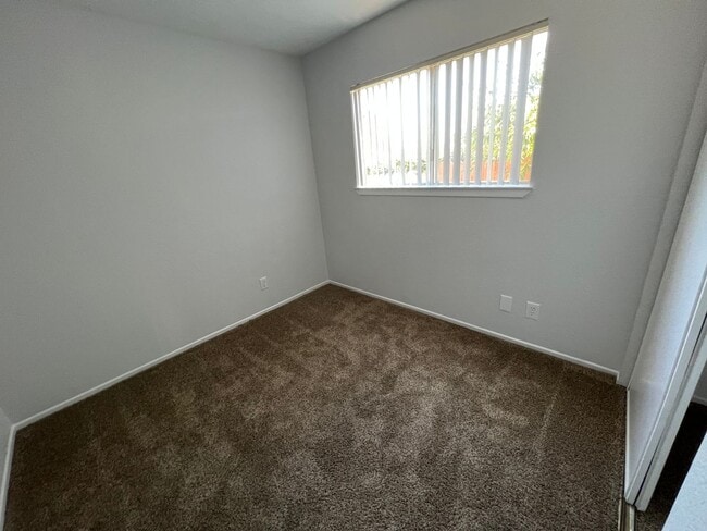 Building Photo - ONTARIO, single family home. Large fenced yard