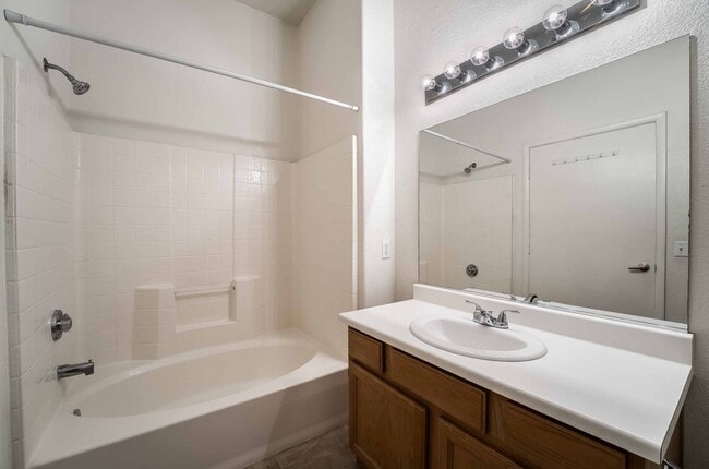 Building Photo - 3 Bedroom Open Layout Condo in Gated Commu...