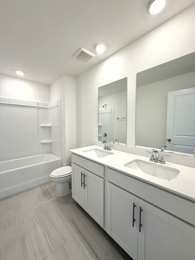 Building Photo - 2372 Meadowwood Dr