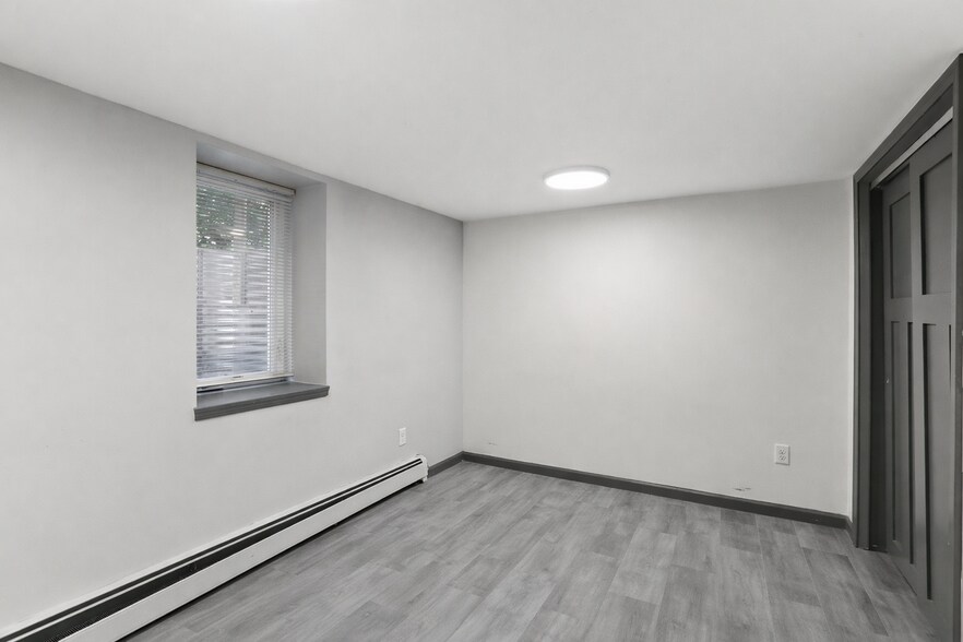 Building Photo - 322 Pierce St N