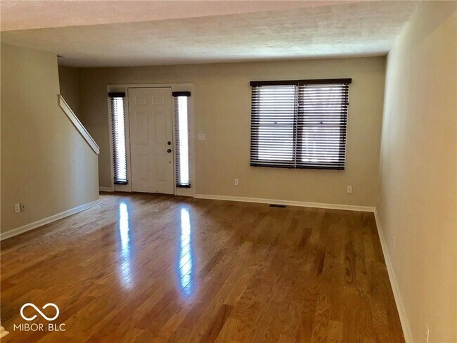 Building Photo - 496 E 10th St