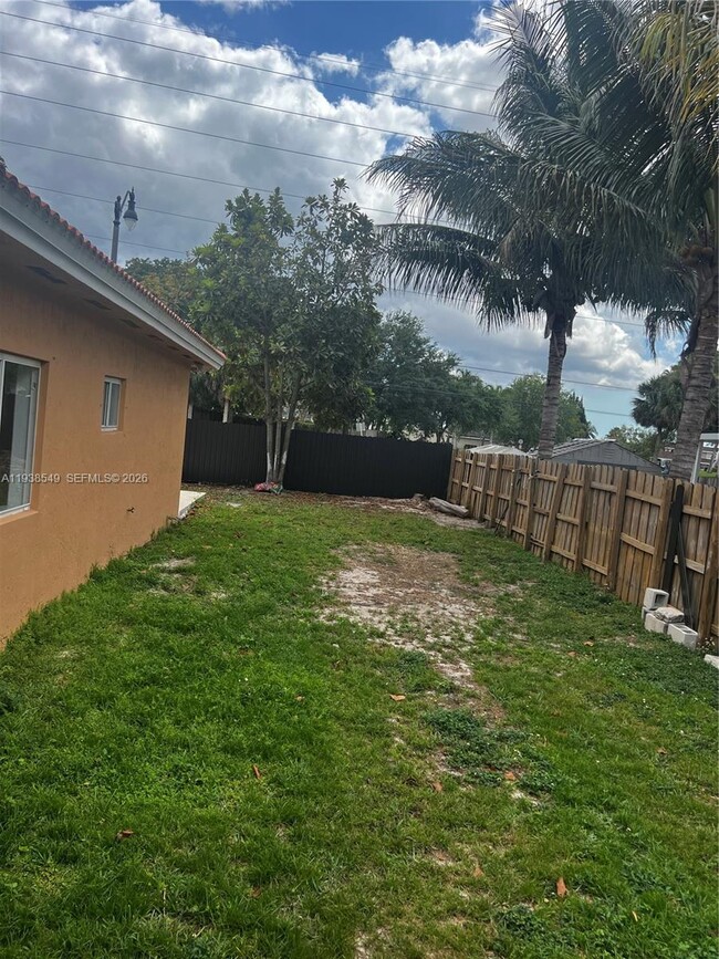 Building Photo - 1304 SE 7th Ct