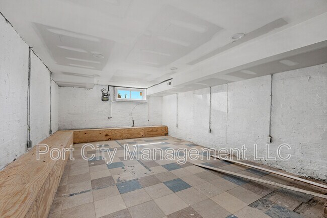 Building Photo - 207 S Ellwood Ave