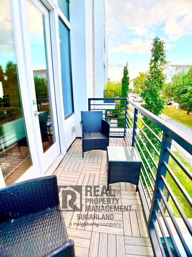 Building Photo - Luxurious Three Story Townhome!