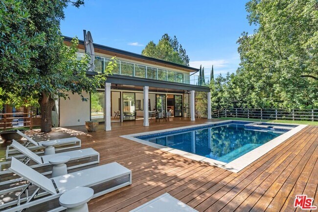 Building Photo - 5922 Oakdale Ave