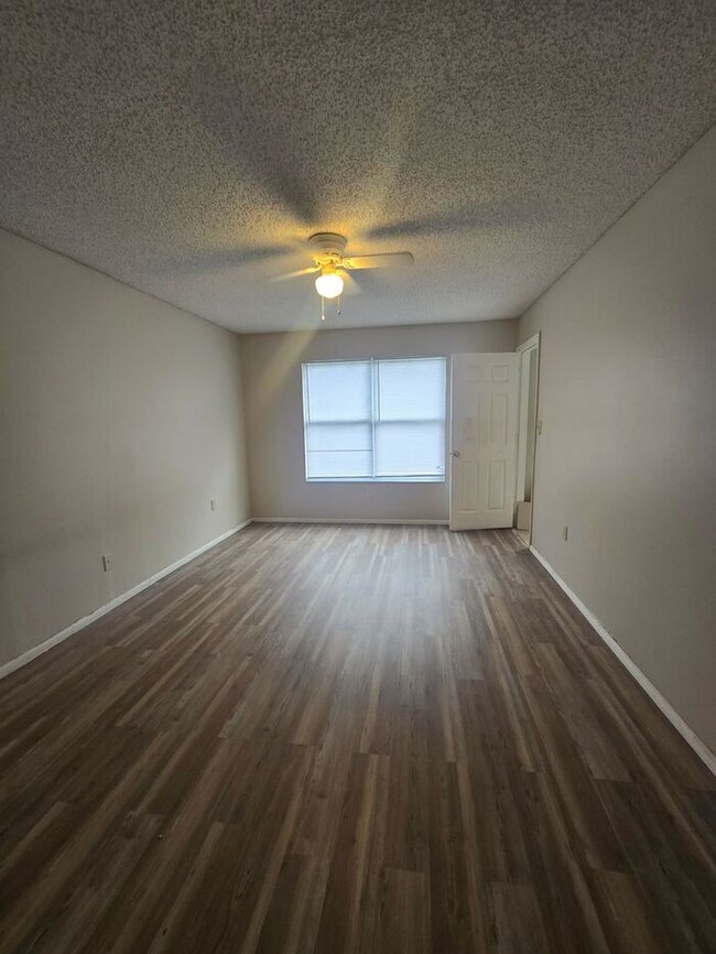 Building Photo - Second floor 2 bedroom, 2 bath condo in th...