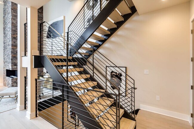 Building Photo - Old City Townhome with Parking