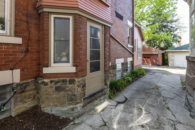 Building Photo - Stunning 5 Bedroom 2.5 Bathroom Home in Squirrel Hill