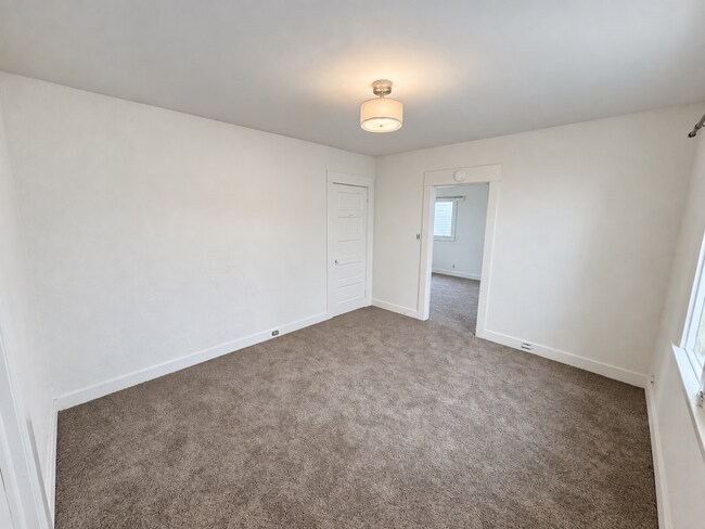 Building Photo - 1339 E Santa Clara St