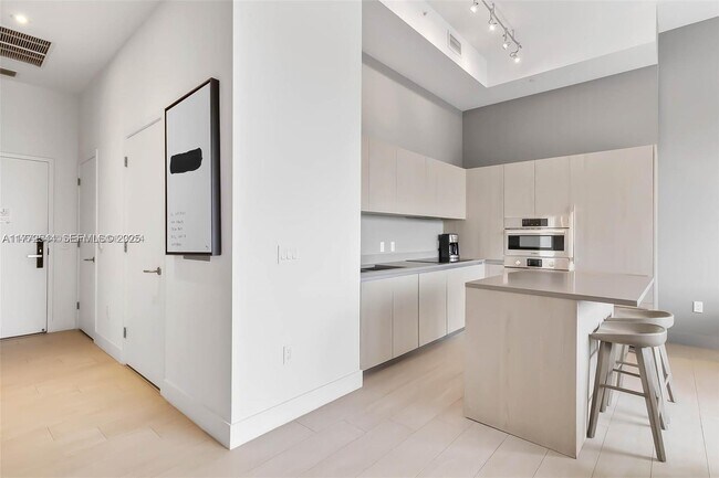 Building Photo - 4010 S Ocean Dr