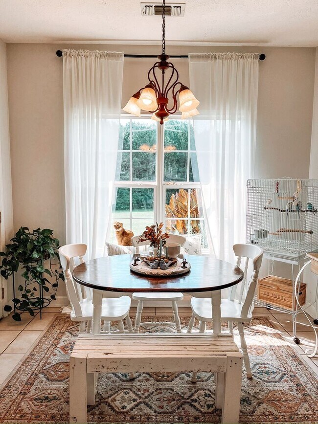 Building Photo - Charming Columbus Home with Fireplace, Natural Light & Outdoor Space