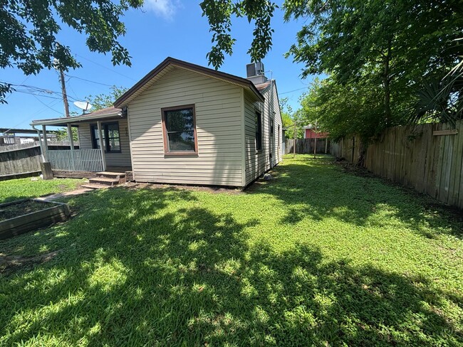 Building Photo - Lovely 3 Bedroom 1 Bathroom Home For Rent