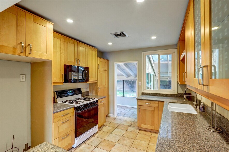 Building Photo - 5863 Alonzo Ave