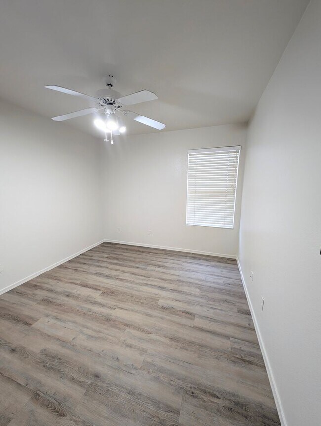 Building Photo - 2325 E Lakecrest Dr