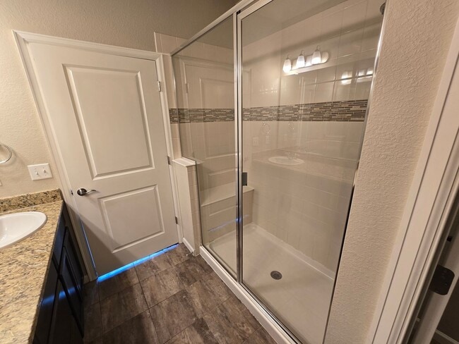 Building Photo - Townhome with great access to shopping, restauraunts and more!