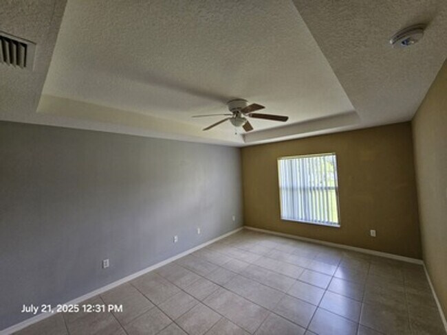 Building Photo - Welcome to your new home! This spacious 3-bedroom, 2-bathroom single-family home