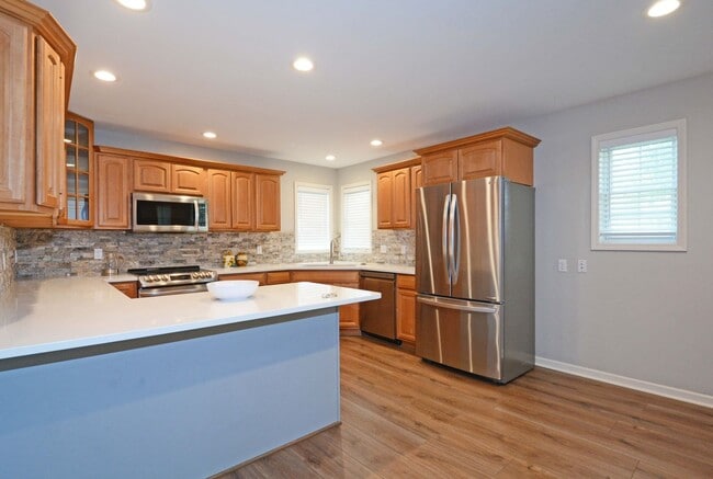 Building Photo - Spacious 5-Bed 3-Bath Home in South St. Paul - Available Now!