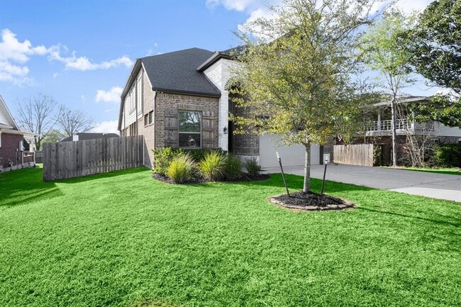 Building Photo - 9871 Twin Shores Dr